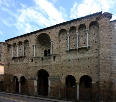 Palace_of_Theodoric_-_Ravenna_2016 Fonte Wikipedia.jpg